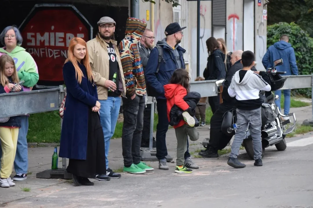 Zdjęcia z pikniku sąsiedzkiego z okazji urodzin konia Bałutka