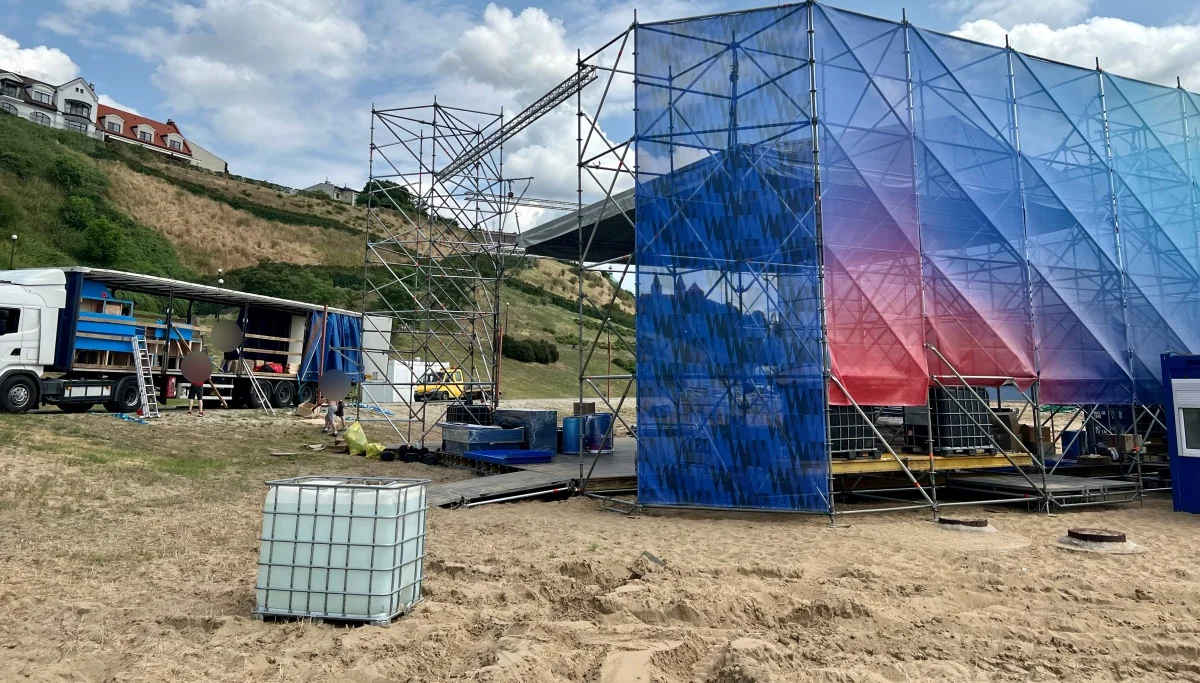 Jest wielki namiot, scena i infrastruktura. Na plaży rośnie miasteczko festiwalowe [ZDJĘCIA] - Zdjęcie główne