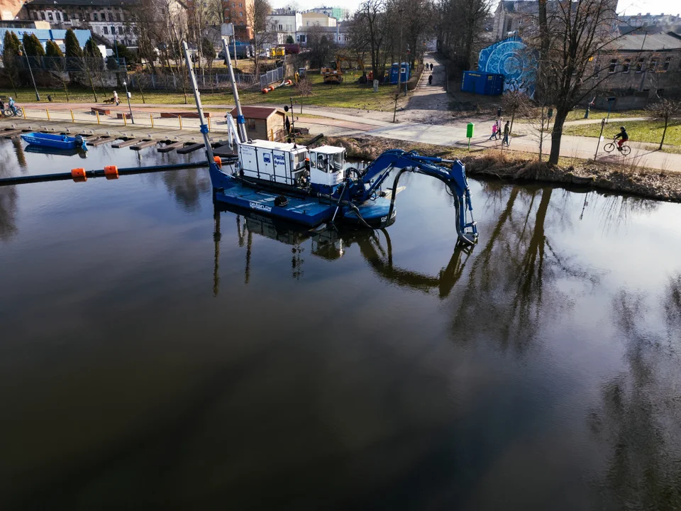 Remont w Parku Miejskim w Zgierzu. Trwa pogłębianie stawu [ZDJĘCIA] - Zdjęcie główne