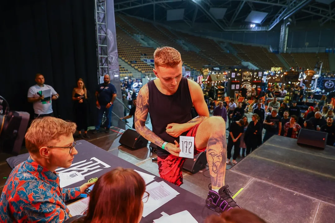 Łódź Tattoo Konwent w Atlas Arenie, wielu łodzian z nowymi dziarkami.