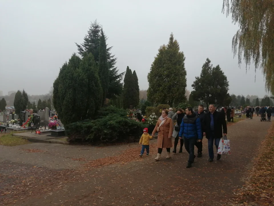 Zgierzanie i mieszkańcy okolic odwiedzili groby na cmentarzach w regionie