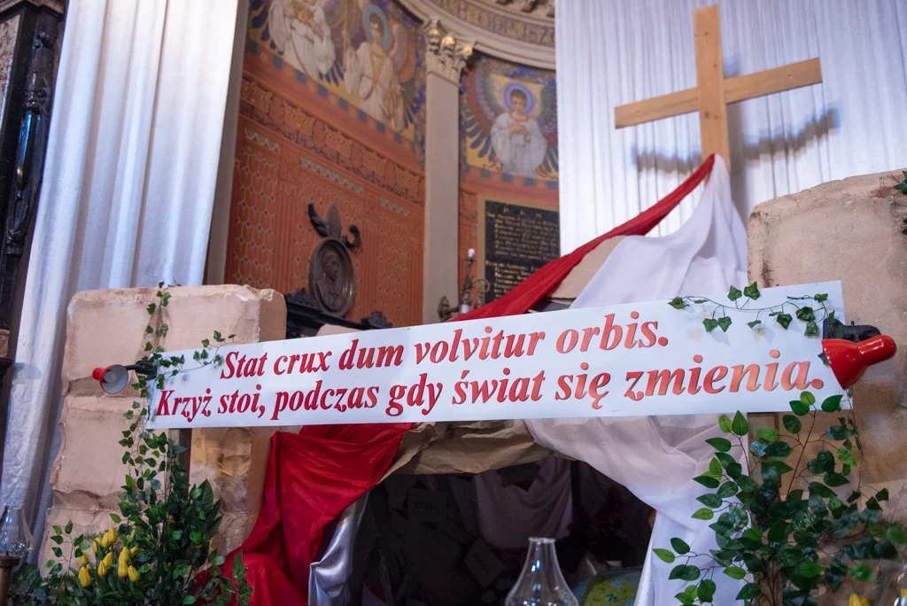 "Krzyż stoi, podczas gdy świat się zmienia". Groby Pańskie w płockich kościołach [ZDJĘCIA]