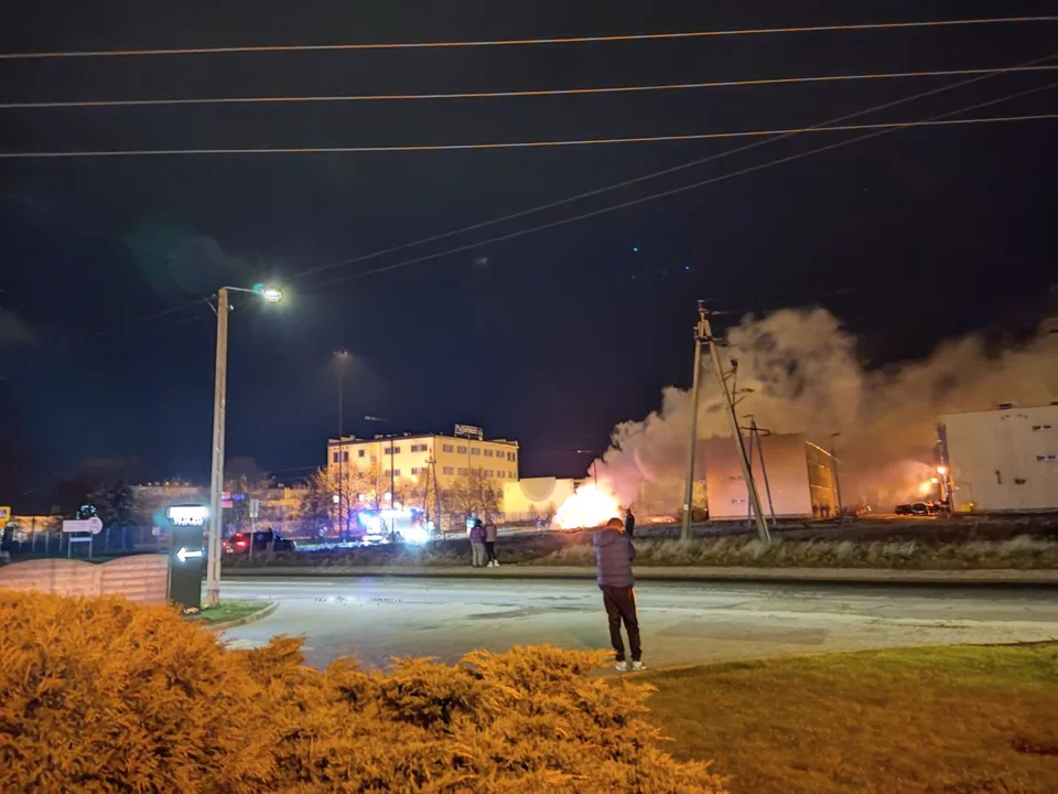 Pożar samochodu na Józefowie. Na miejscu straż pożarna [ZDJĘCIA] - Zdjęcie główne