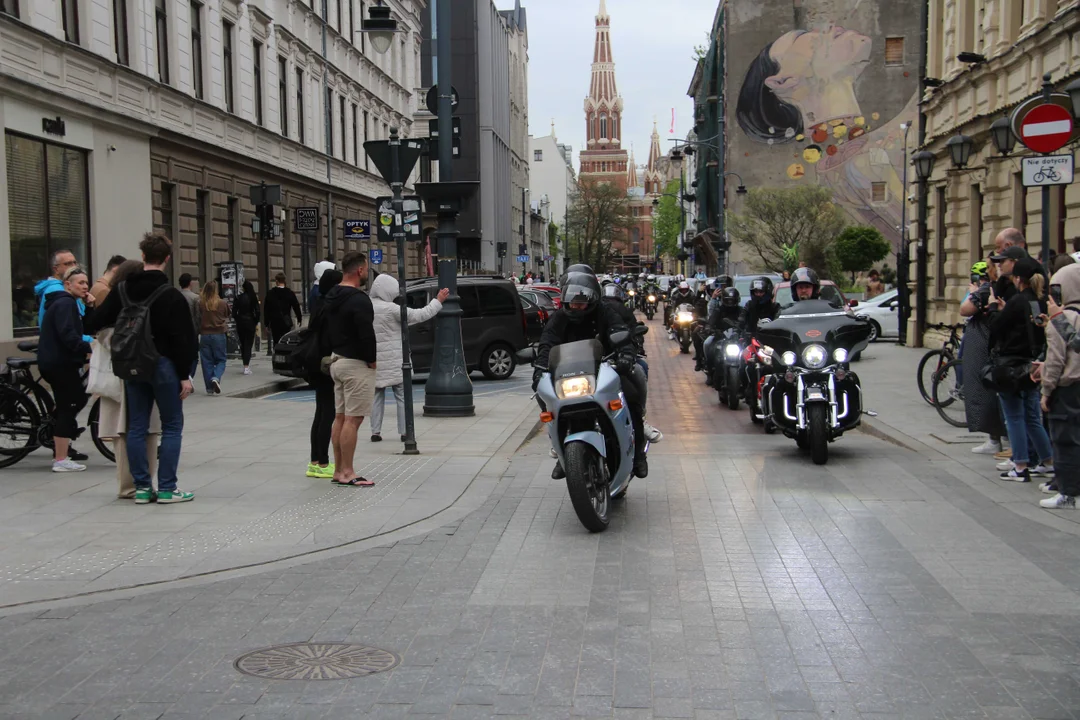 Wielka parada motocyklowa na ulicy Piotrkowskiej w Łodzi