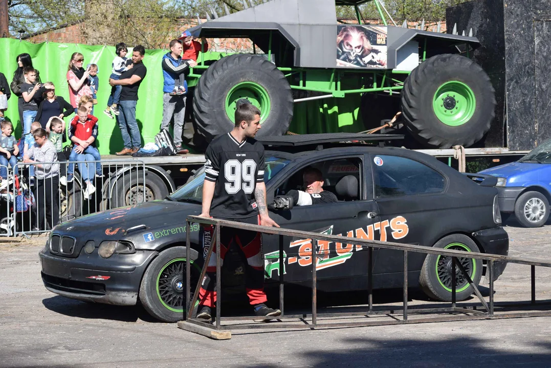 Giganty na czterech kołach zrobiły duże show! Widowiskowy pokaz monster trucków