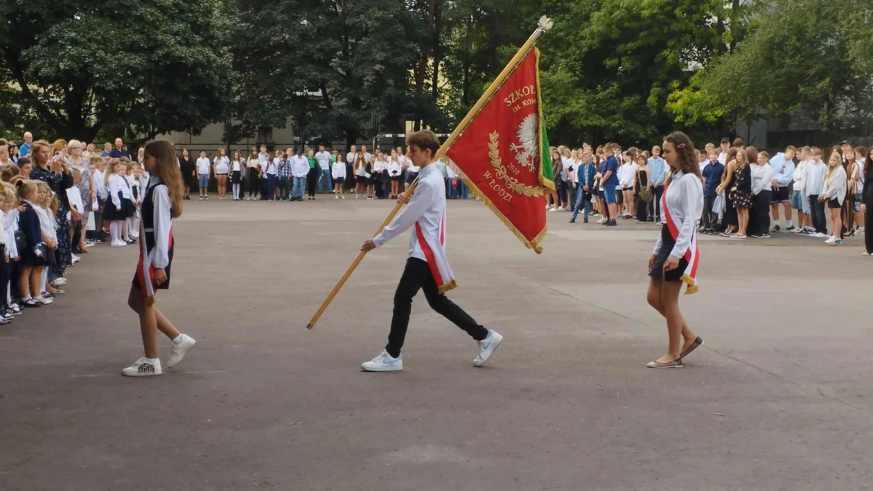 Rozpoczęcie roku szkolnego 2024/2025 w Łodzi. Tak było w Szkole Podstawowej nr 4 [ZDJĘCIA] - Zdjęcie główne