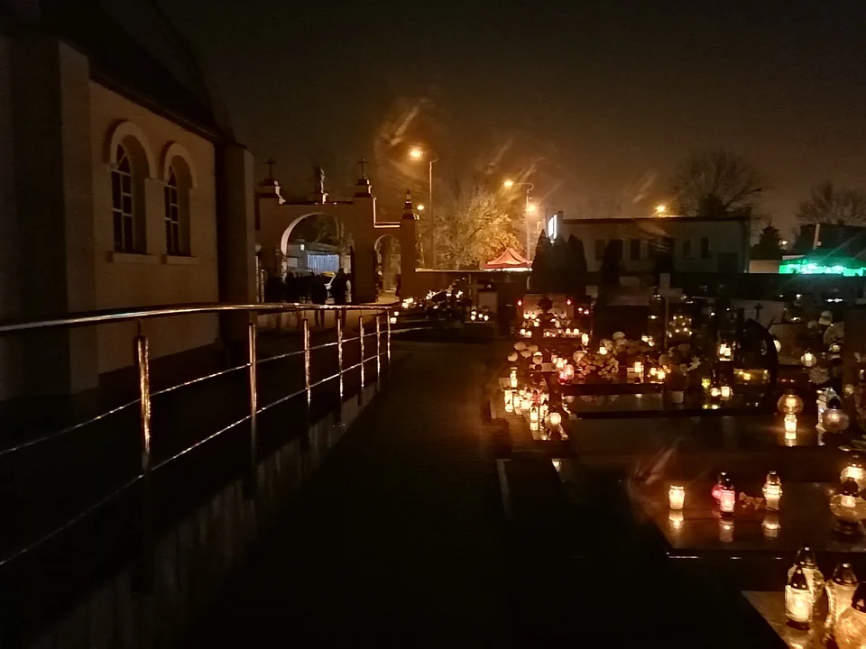 Zgierzanie i mieszkańcy okolic odwiedzili groby na cmentarzach w regionie