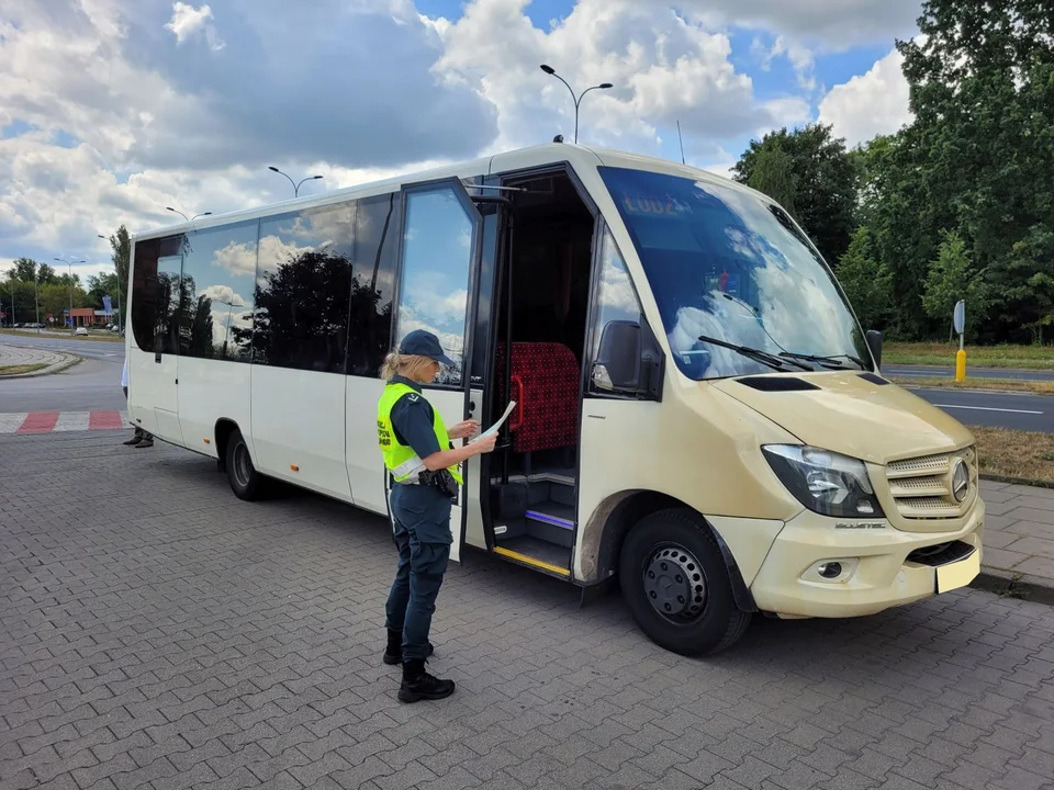 Skargi pasażerów zakończone kontrolą. Bus wycofany z ruchu, przewoźnikowi grożą surowe konsekwencje [ZDJĘCIA] - Zdjęcie główne