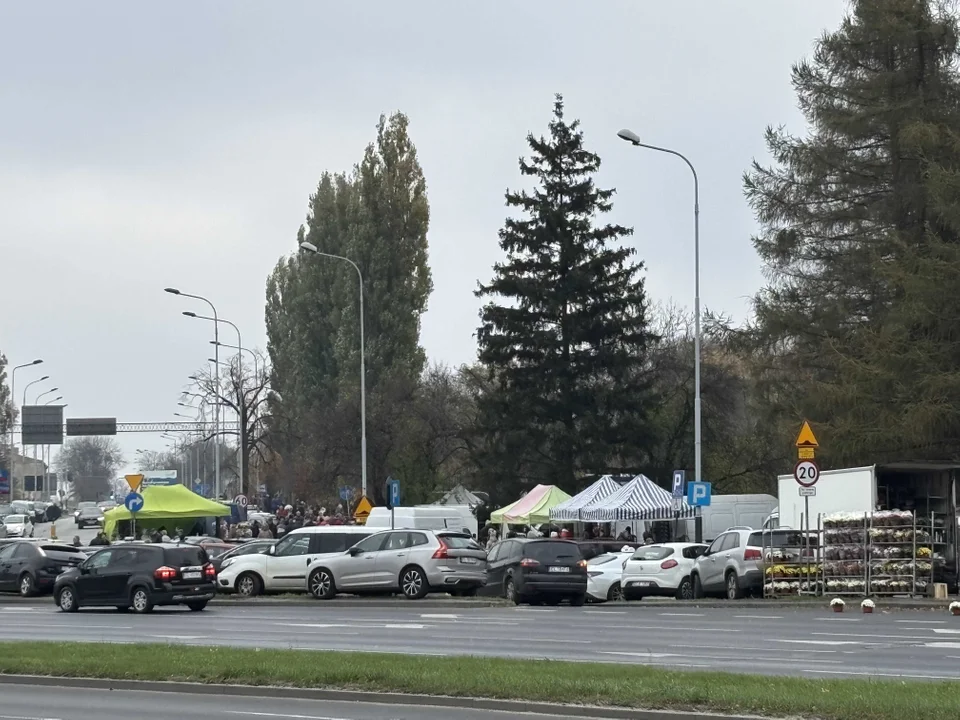 Korki w okolicach cmentarza na Dołach