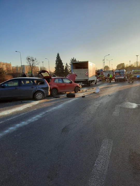 Zderzenie czterech pojazdów na al. Włókniarzy w Łodzi