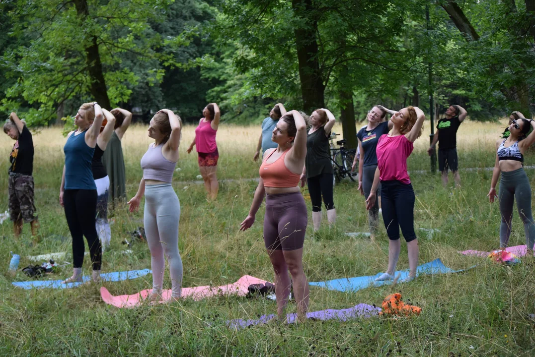 Joga w parku na Zdrowiu