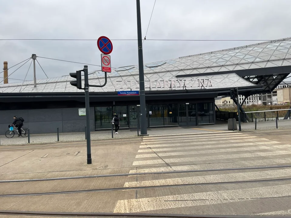 Pusty dworzec autobusowy Łódź Fabryczna