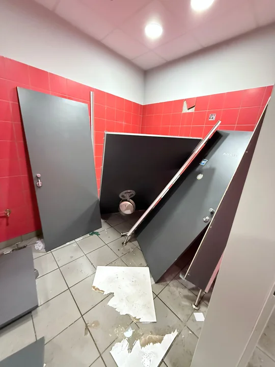 Zniszczone toalety na stadionie Widzewa po meczu z Lechem