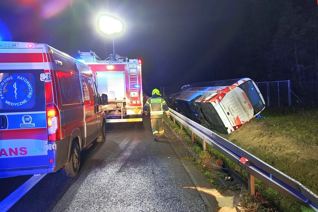 Wypadek na autostradzie. Przewrócił się autokar z obcokrajowcami, kilka osób poszkodowanych (ZDJĘCIA) - Zdjęcie główne