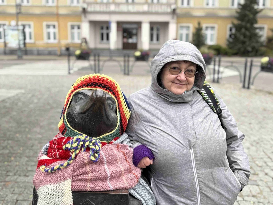 Pomnik w centrum miasta udekorowany przez grupę „Zamontanki”