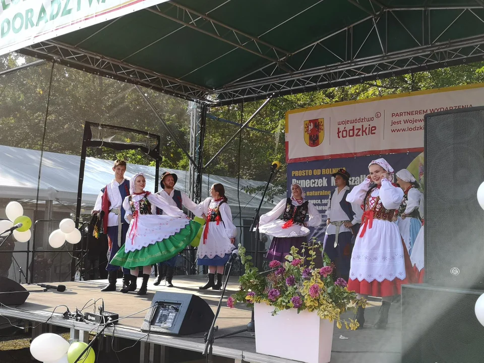 Łodzianie i mieszkańcy okolic na ryneczku marszałkowskim przy Drewnowskiej w Łodzi