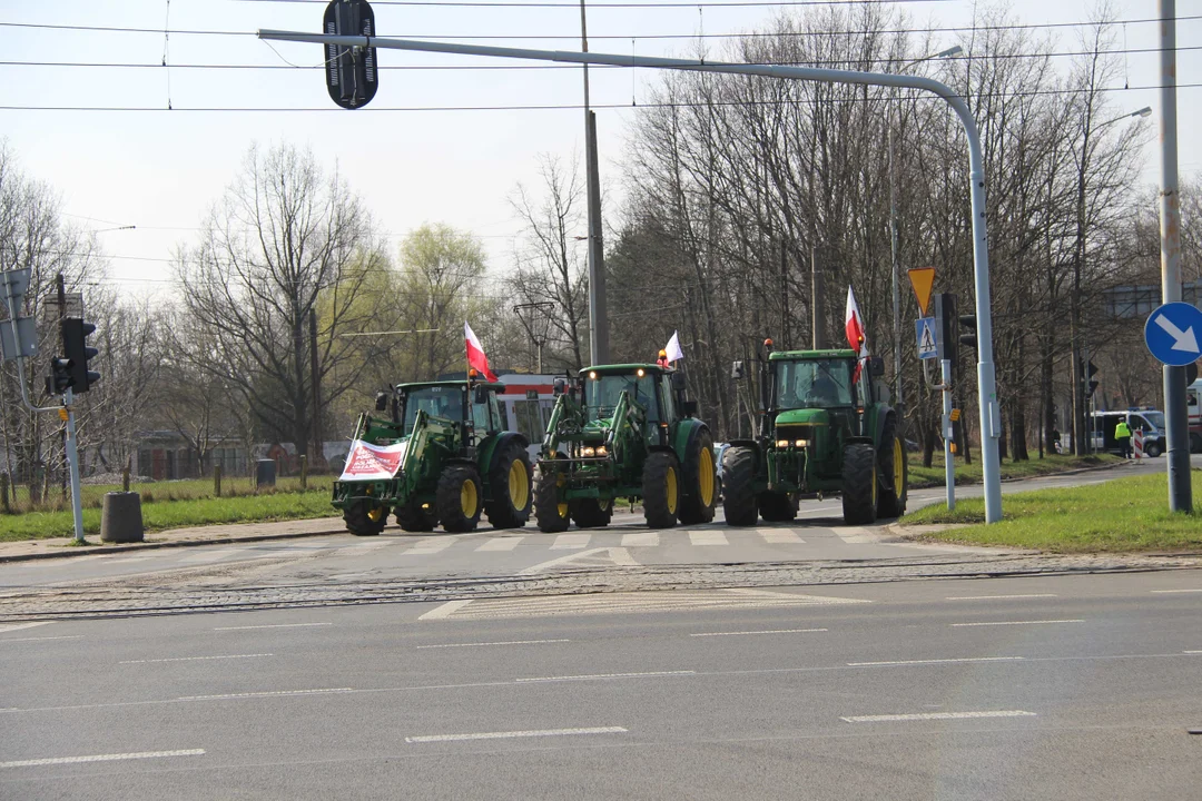 Protest rolników w Łodzi - skrzyżowanie Aleksandrowska/Szczecińska