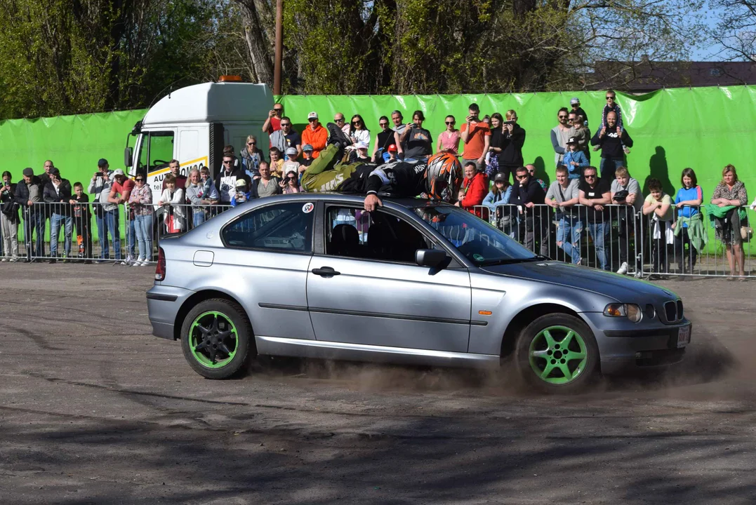 Giganty na czterech kołach zrobiły duże show! Widowiskowy pokaz monster trucków