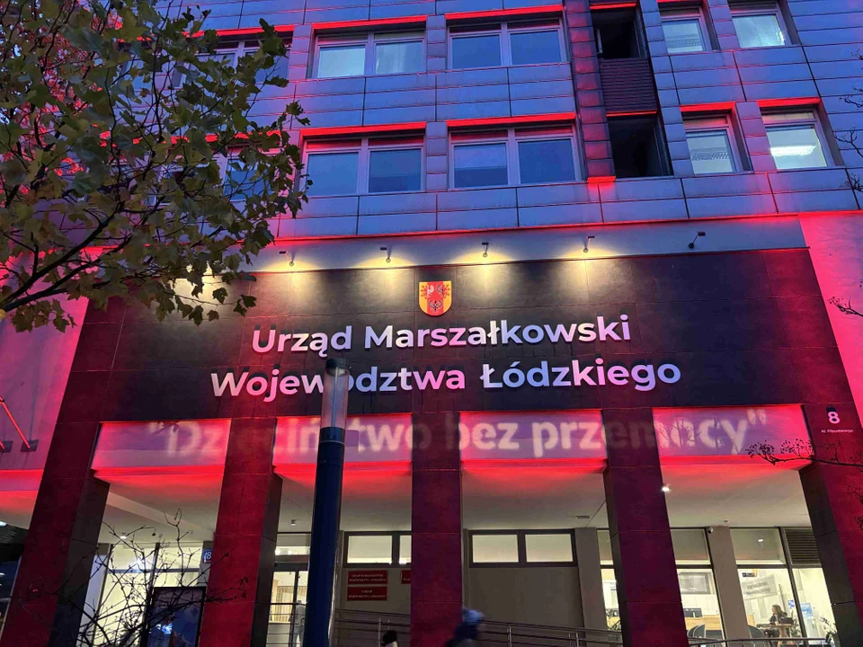 Budynek Urzędu Marszałkowskiego UŁ rozświetlony na czerwono