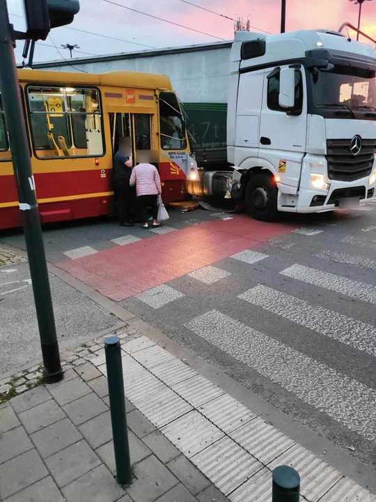 Na Teofilowie tramwaj zderzył się z tirem