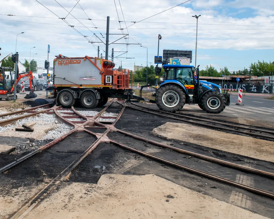 Koniec utrudnień dla kierowców przy al. Włókniarzy. Ostatni tydzień przed powrotem tramwajów do Konstantynowa [ZDJĘCIA] - Zdjęcie główne