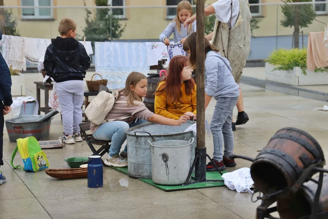 Centrum Kutna tętni życiem. Na mieszkańców czeka m.in. Teatr Wagabunda i wystawa samochodów