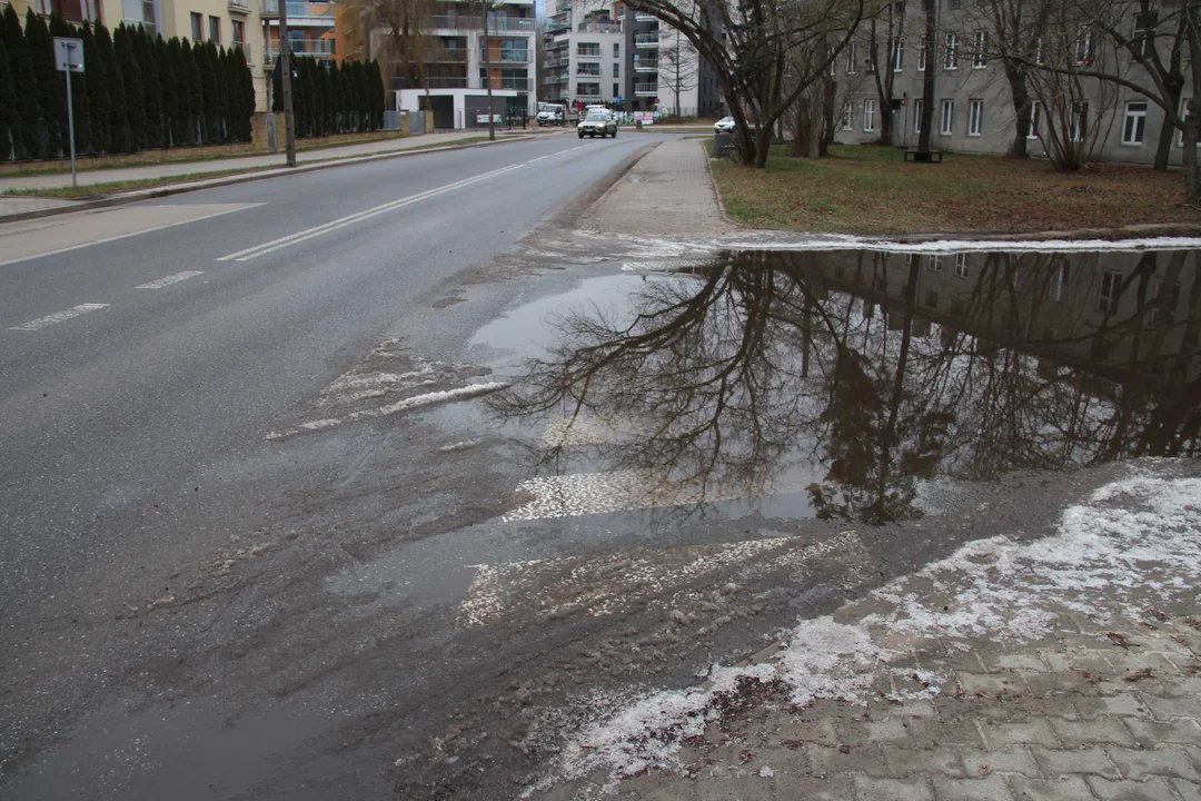 Zalana ulica Jęczmienna przy skrzyżowaniu z ul. Srebrzyńską w Łodzi