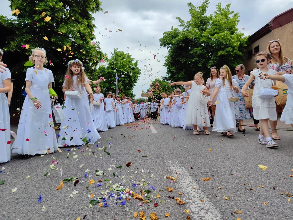 Uroczystość Bożego Ciała w Zelowie. Tłumy wiernych i piękne ołtarze na ulicach [FOTO] - Zdjęcie główne