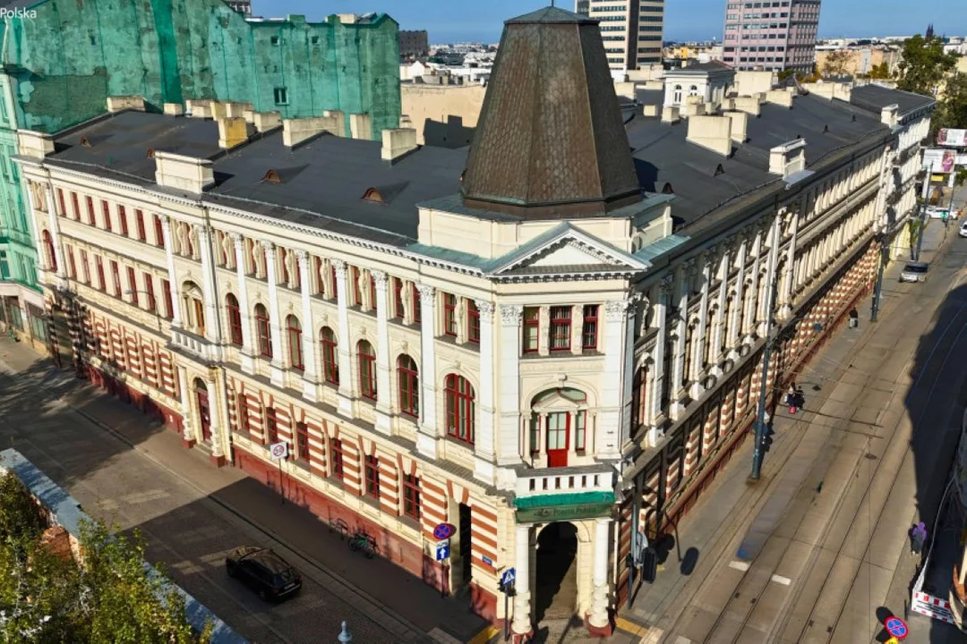 Kolejki o północy i PIT-y w pośpiechu. Kultowy gmach poczty w Łodzi idzie na wynajem - Zdjęcie główne