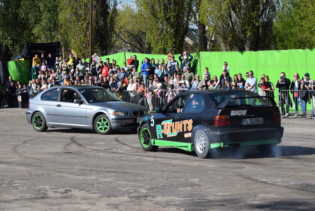 Giganty na czterech kołach zrobiły duże show! Widowiskowy pokaz monster trucków