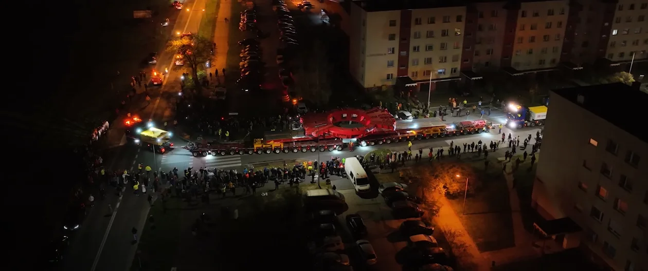 Gigantyczny transport przejdzie niedaleko Bełchatowa. Zobacz, jak wygląda [FOTO]