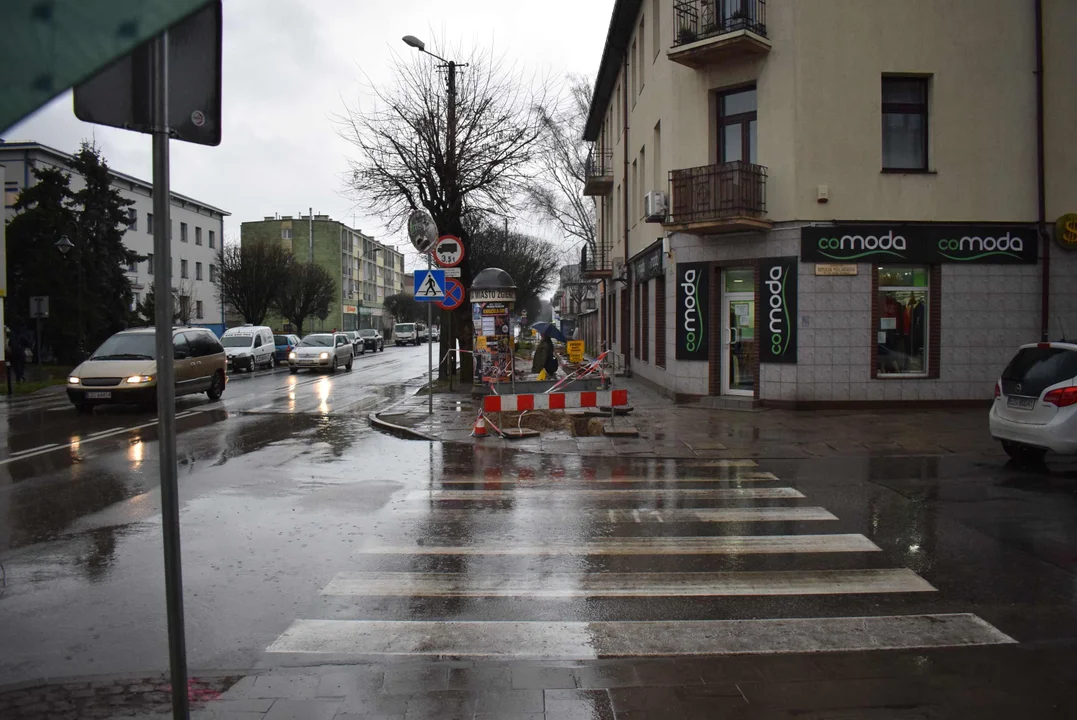 Rozłożony chodnik na ulicy Długiej