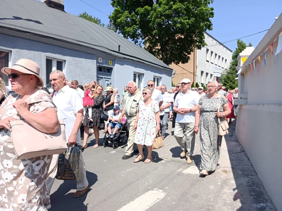 Ulicami Zgierza przeszły procesje Bożego Ciała.