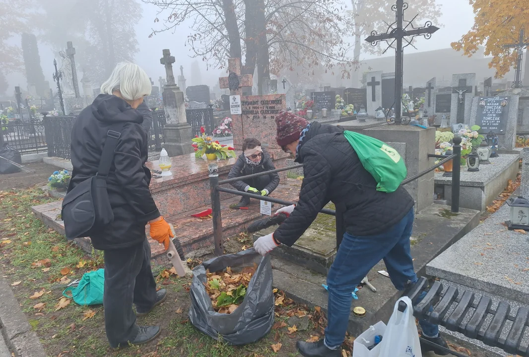 Prace porządkowe na cmentarzu. Zbliża się wyjątkowa akcja (ZDJĘCIA) - Zdjęcie główne