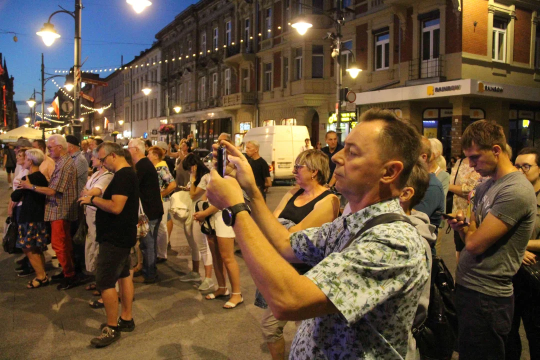 Wieczorowa Piotrkowska robi wrażenie!  Tak odpoczywamy na jednej z najsłynniejszych ulic w Polsce