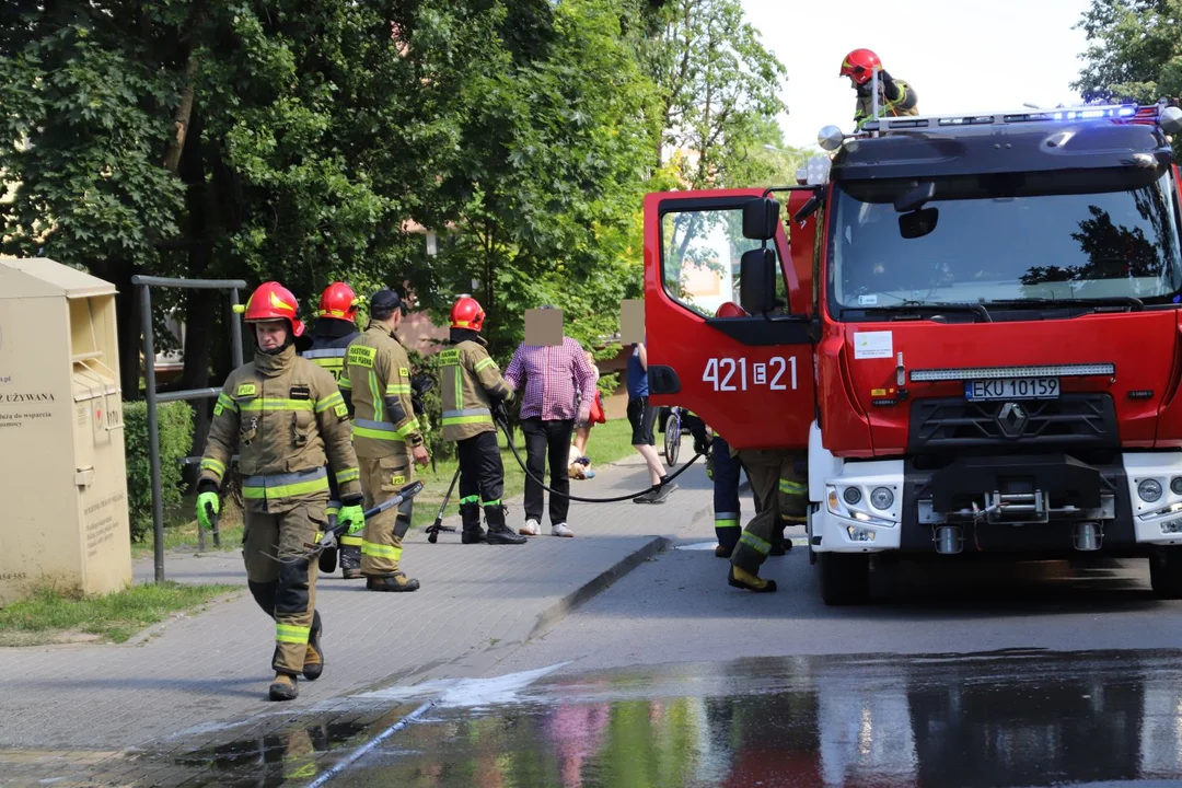 Pożar na jednym z osiedli. Trwa akcja służb [ZDJĘCIA] - Zdjęcie główne