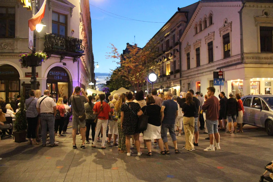 Wieczorowa Piotrkowska robi wrażenie!  Tak odpoczywamy na jednej z najsłynniejszych ulic w Polsce