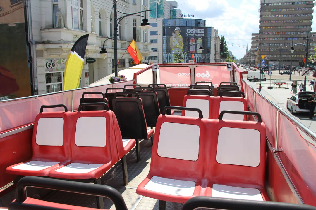 Kolejki chętnych na Piotrkowskiej na bezpłatny przejazd czerwonym autobusem piętrowym