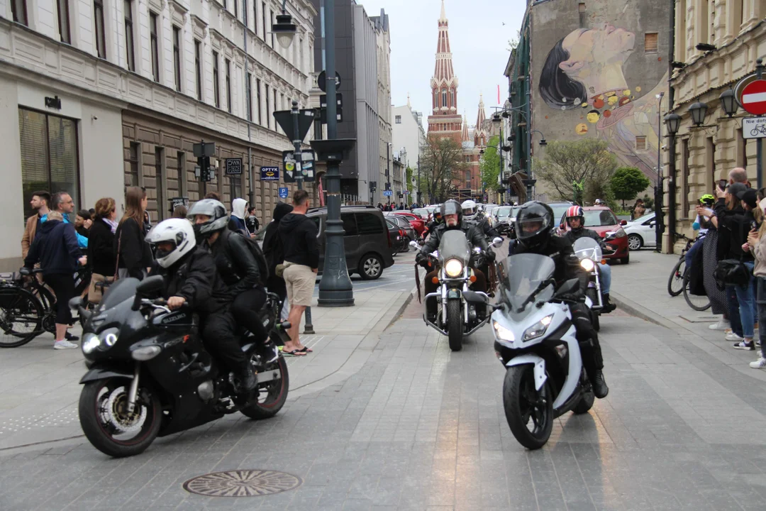 Wielka parada motocyklowa na ulicy Piotrkowskiej w Łodzi