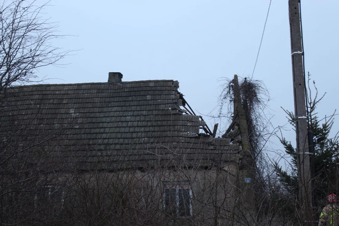 W miejscowości Bielawki w jednym z domów zawalił się dach. Służby zabezpieczają budynek