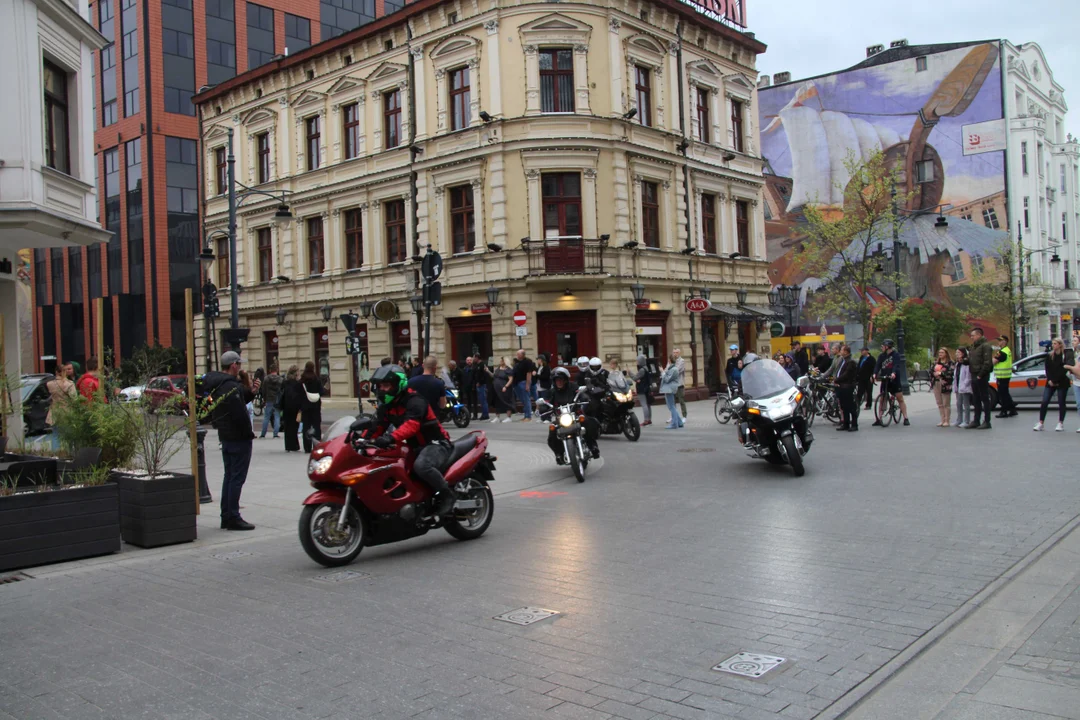 Wielka parada motocyklowa na ulicy Piotrkowskiej w Łodzi