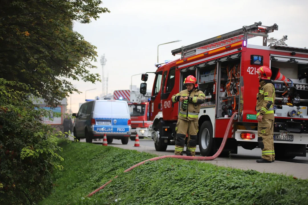 Trwa akcja gaśnicza w jednym z bloków w centrum Kutna. Doszło tam do pożaru w piwnicy