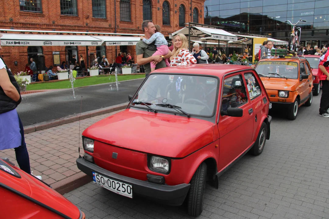 Wielki Zlot Maluchów na rynku w Manufakturze