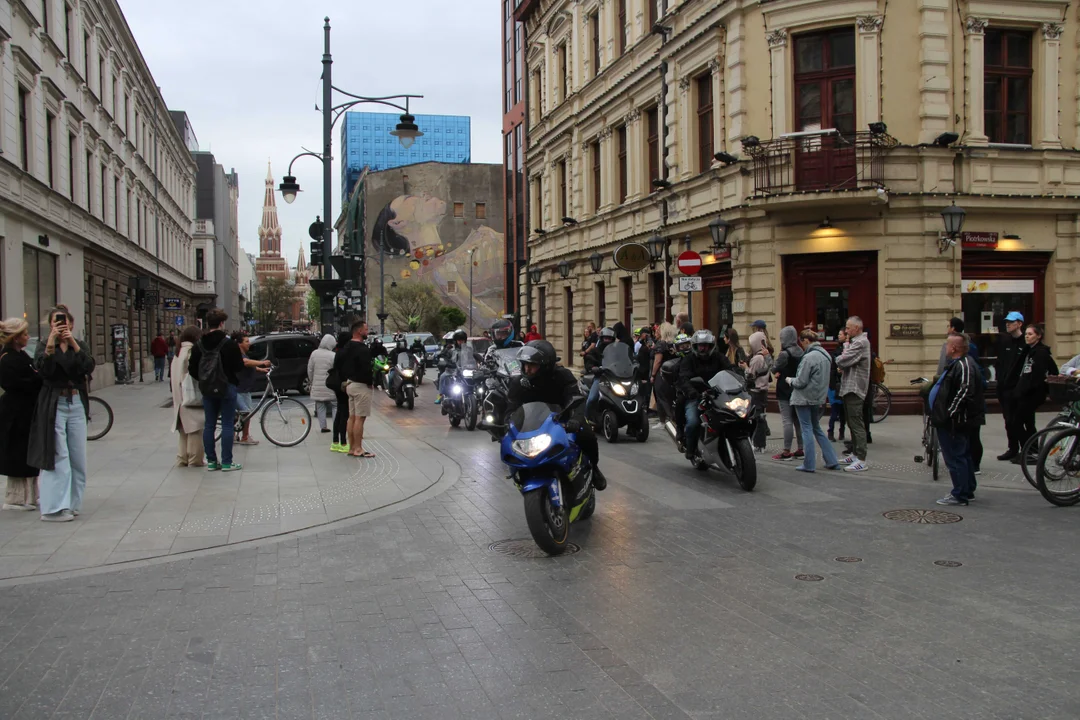 Wielka parada motocyklowa na ulicy Piotrkowskiej w Łodzi