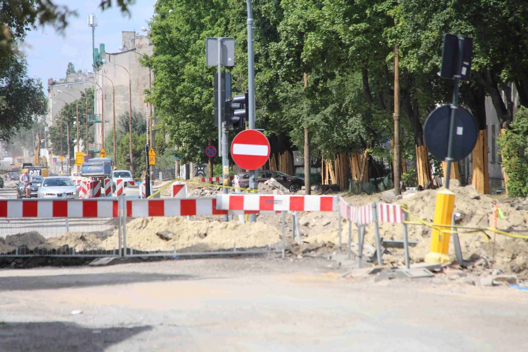 Kolejny objazd, który jest poprowadzony... chodnikiem