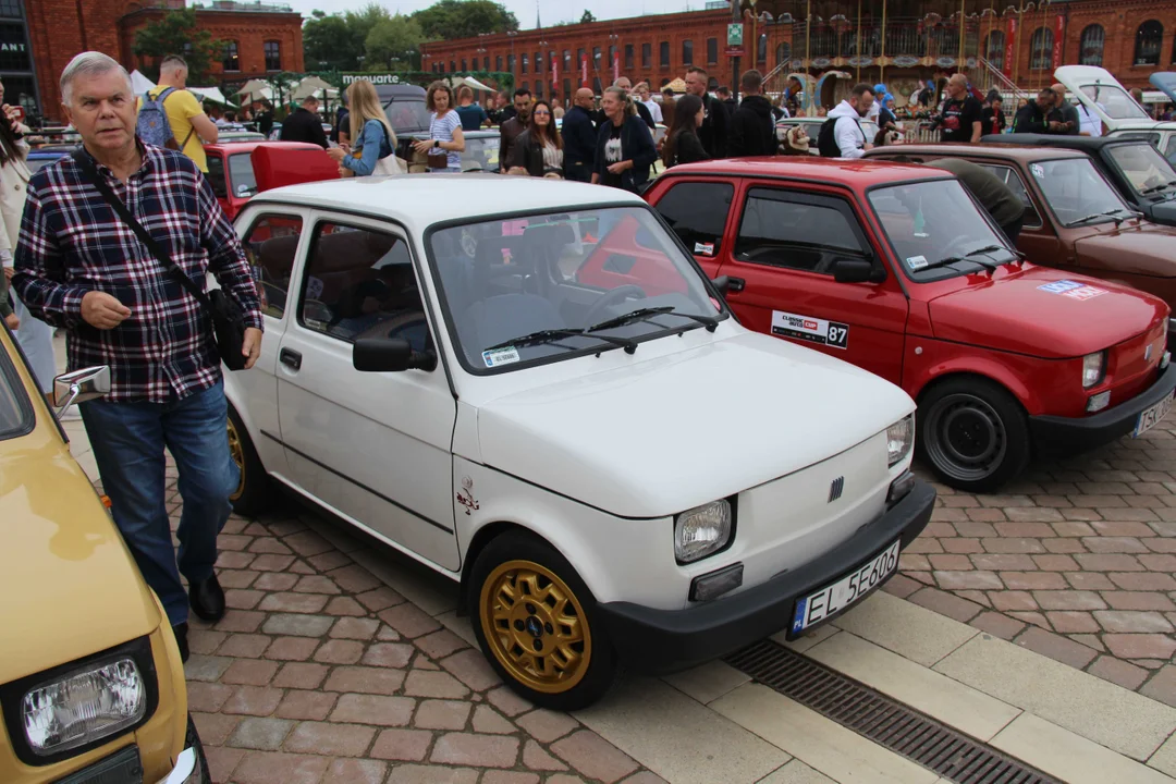 Wielki Zlot Maluchów na rynku w Manufakturze