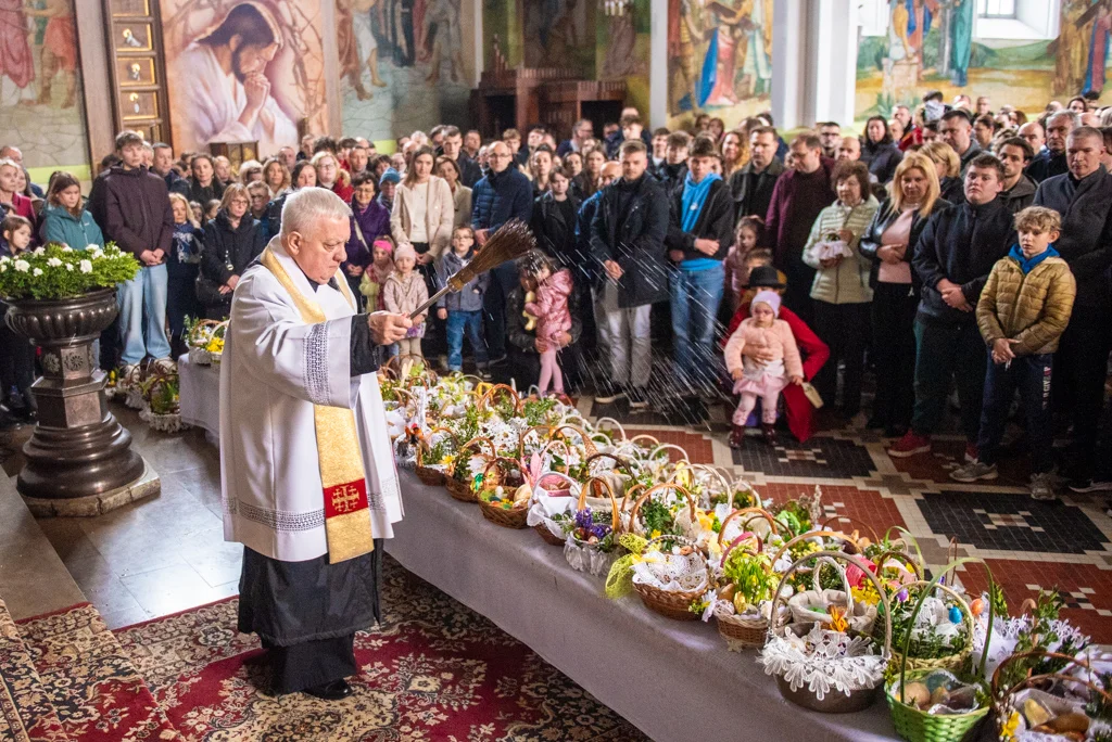 Święcenie pokarmów. Tysiące Płocczan ruszyło z koszyczkiem [ZDJĘCIA]
