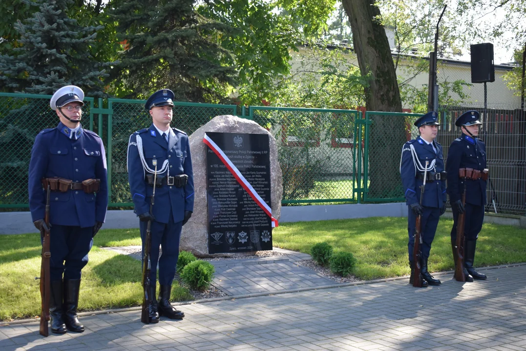 Odsłonięcie pomnika przy KPP w Zgierzu. Uroczystości przy ul. Długiej [ZDJĘCIA] - Zdjęcie główne