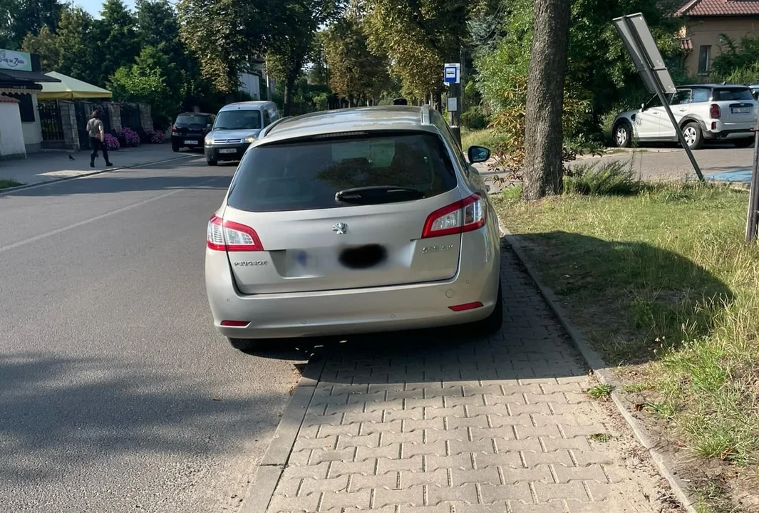 Parkujący na Złotnie kierowcy nie zostawiają wiele miejsca pieszym. Mieszkańcy mają dość [ZDJĘCIA] - Zdjęcie główne