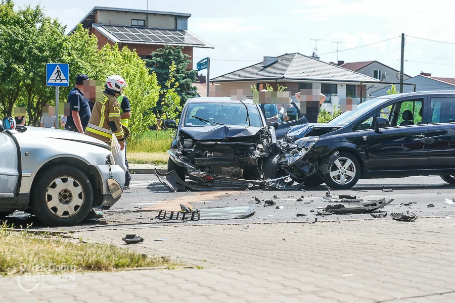 Groźny wypadek w Bełchatowie. Są ranni, droga zablokowana [FOTO] - Zdjęcie główne